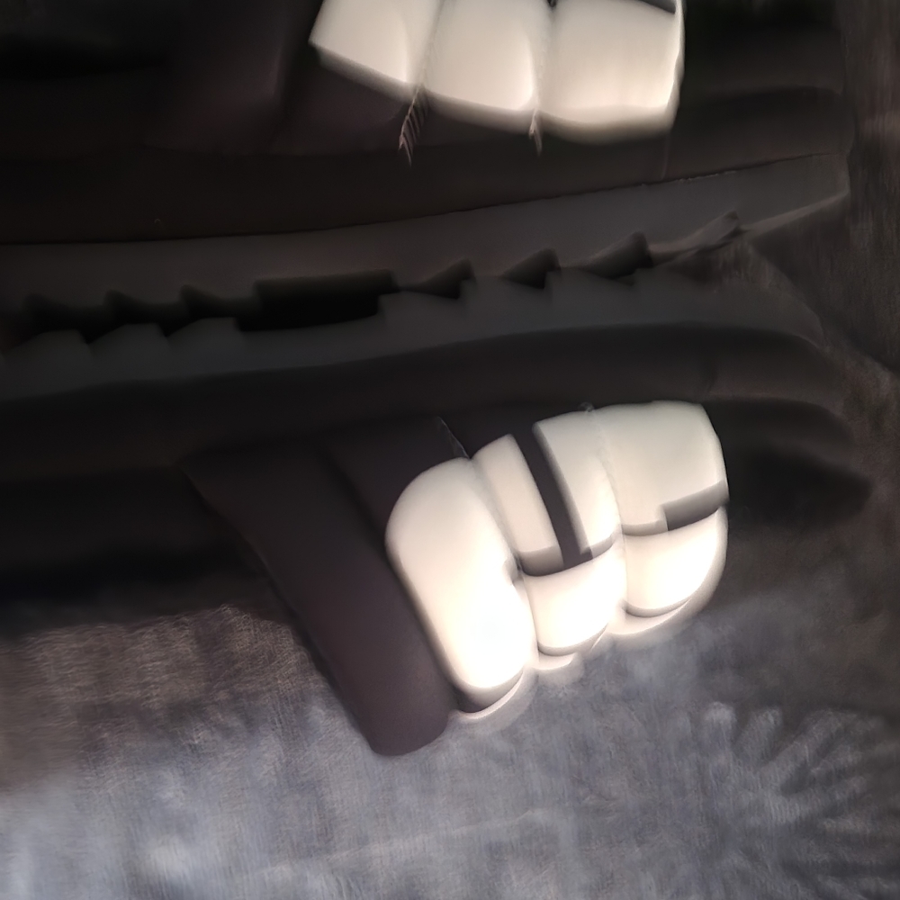 Ugg - Picture 2 of 4